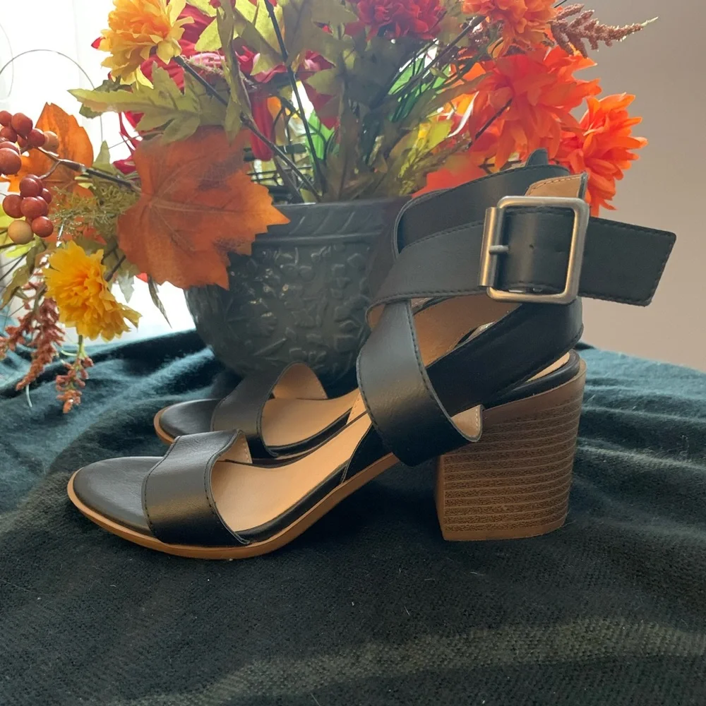Sandals - Picture 1 of 3